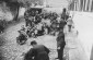 Judíos forzados a limpiar la sangre del pavimento del patio del cuartel de policía durante el pogromo de Iasi. © Desconocido, otorgado por el USHMM